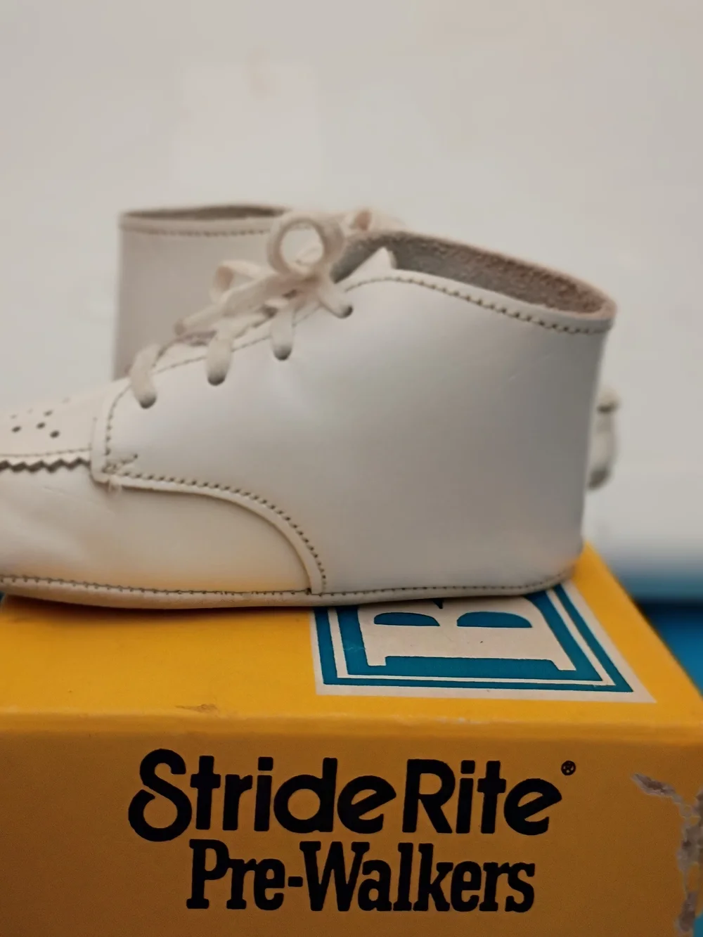 Stride Rite White Leather Scalloped Pre-Walkers Size 2